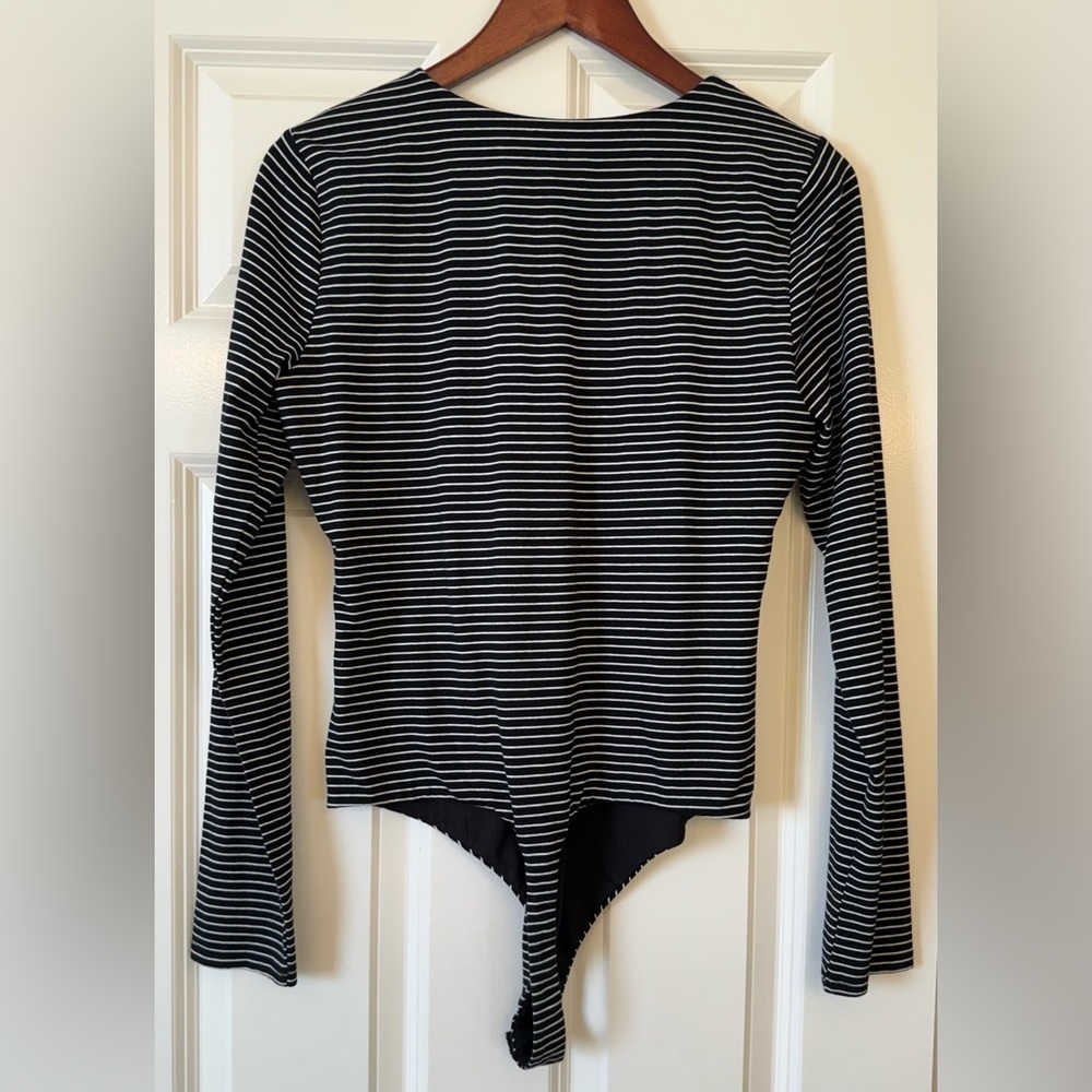 NWT Lovers + Friends Striped Long Sleeve VNeck Bodysuit Black White Size XLarge - Picture 5 of 7